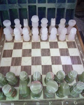 scacchiera in legno con scacchii in onice
