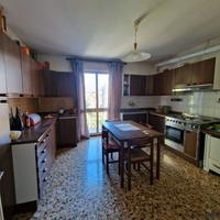 Cucina con piano cottura ma senza tavolo e sedie