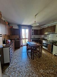 Cucina con piano cottura ma senza tavolo e sedie