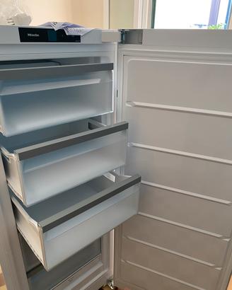 Congelatore Miele con 5 cassetti come nuovo