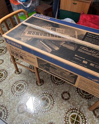 Yamaha Portable Grand DGX-305