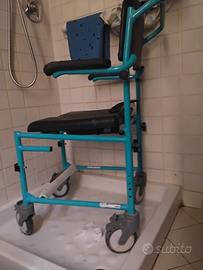 V carozzina da bagno per disabili