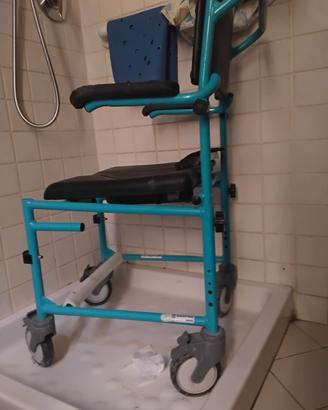 V carozzina da bagno per disabili