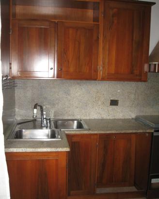 cucina in legno di ciliegio in buone condizione