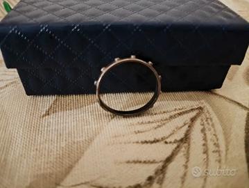 Anelli e bracciali (descrizione)