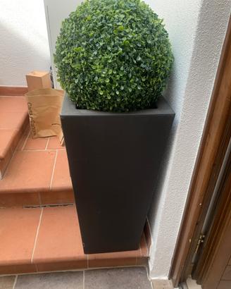 Vaso con palla in bosso