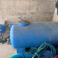 serbatoio d'acqua con pompa e camera di pressione
