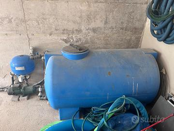 serbatoio d'acqua con pompa e camera di pressione