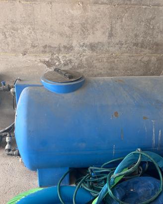 serbatoio d'acqua con pompa e camera di pressione
