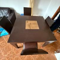 Tavolo in legno con sedie