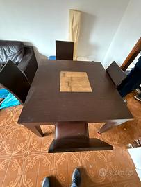 Tavolo in legno con sedie