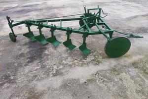 Aratro 5 vomeri trainato