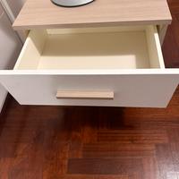 Comodino camera letto e lampada