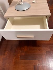 Comodino camera letto e lampada