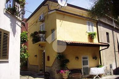 CASA SEMINDIPENDENTE A CASSINO