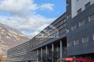 AMPIO E LUMINOSO UFFICIO IN POSIZIONE STRATEGICA