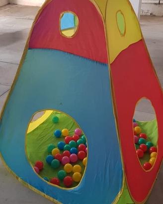 Tenda con palline, costruzioni e pavimento in gomm