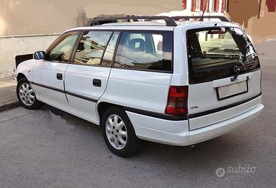 Opel Astra F SW Combi del 1997 ricambi usati