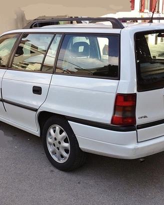 Opel Astra F SW Combi del 1997 ricambi usati