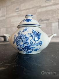 Zuccheriera in ceramica bianca e blu con coperchio