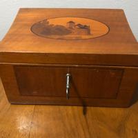 Vecchia scatola porta oggetti