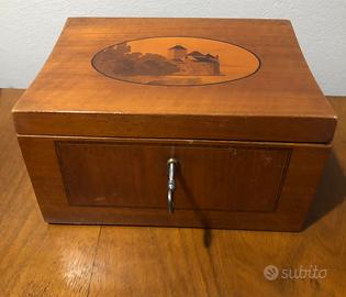 Vecchia scatola porta oggetti