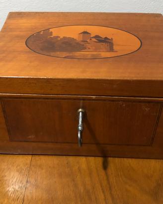 Vecchia scatola porta oggetti