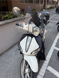 Liberty 150 bianco immatricolato 2019