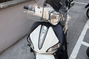 Liberty 150 bianco immatricolato 2019