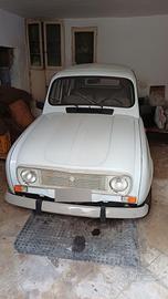 Splendida auto d'epoca Renault 4 bianca a benzina