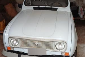 Splendida auto d'epoca Renault 4 bianca a benzina