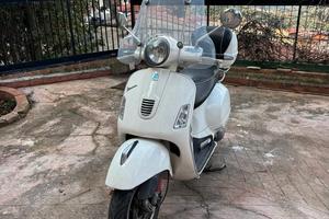 Piaggio Vespa 300 GTS - 2012