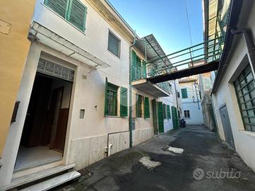 CASA SEMINDIPENDENTE A VALENZA