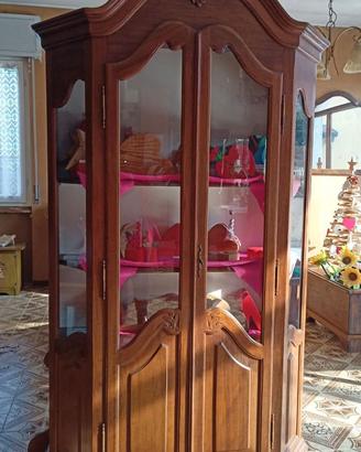 Vetrina con intaglio fiori