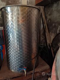 Due botti in acciaio per vino
