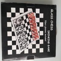 scacchiera in vetro con bicchieri