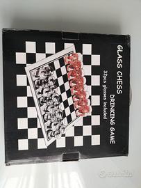 scacchiera in vetro con bicchieri