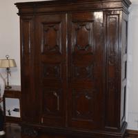 Armadio in massello di noce fine 500