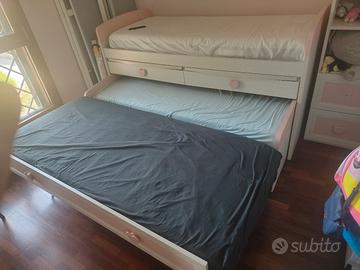 Letto singolo sovrapposto con scrivanie e 