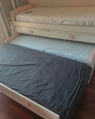 Letto singolo sovrapposto con scrivanie e 