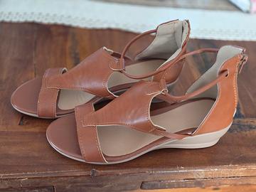 sandalo in pelle comodo 