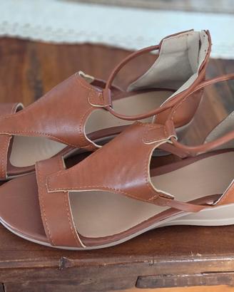 sandalo in pelle comodo 
