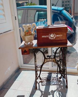 Macchina cucire d'epoca PFAFF con mobile originale