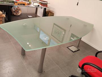 Tavolo in vetro da soggiorno o da riunione