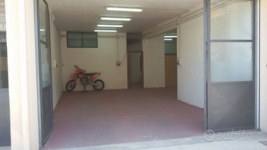 Locale artigianale nei pressi del rifornimento Eni