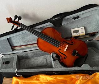 Violino con  custodia e accordatore.