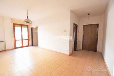 Appartamento al piano terra con corte e garage .
