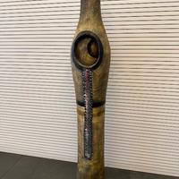 Vaso etnico in legno con decorazioni.