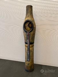 Vaso etnico in legno con decorazioni.