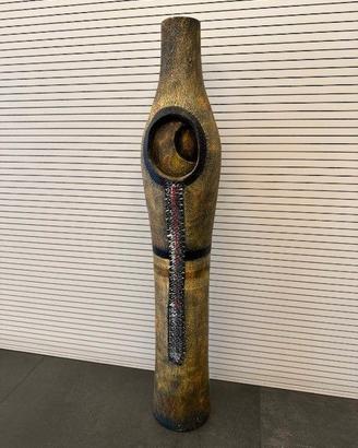Vaso etnico in legno con decorazioni.